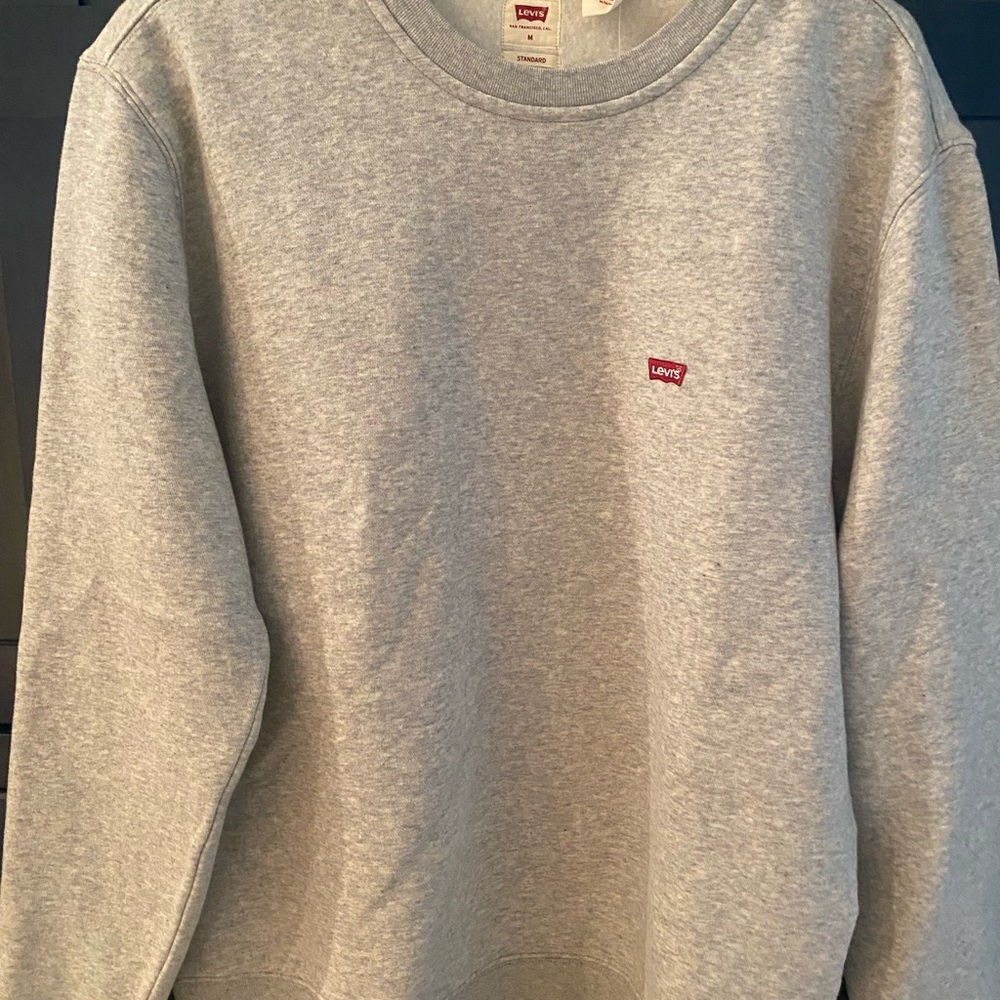 Men’s Levi’s crewneck sweatshirt